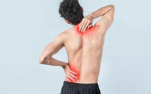 Uomo con dolore alla schiena e al collo, evidenziato in rosso. Potrebbe indicare uno strappo muscolare dorsale.