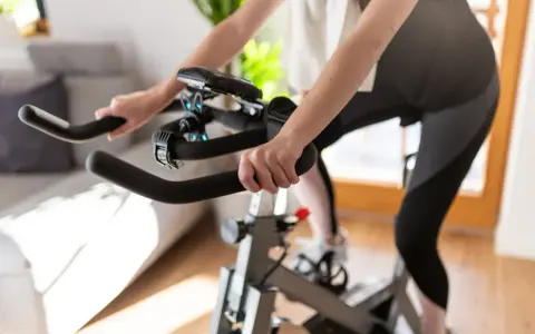 Allenamento intenso sulla cyclette per tonificare i glutei.