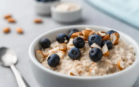 Porridge con mirtilli e mandorle, un'idea per ricette con proteine in polvere per una colazione sana e gustosa.