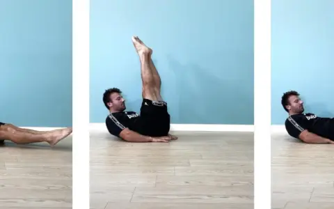 Uomo a terra che esegue crunch addominali con gambe in su. Movimento fluido per rafforzare il core.