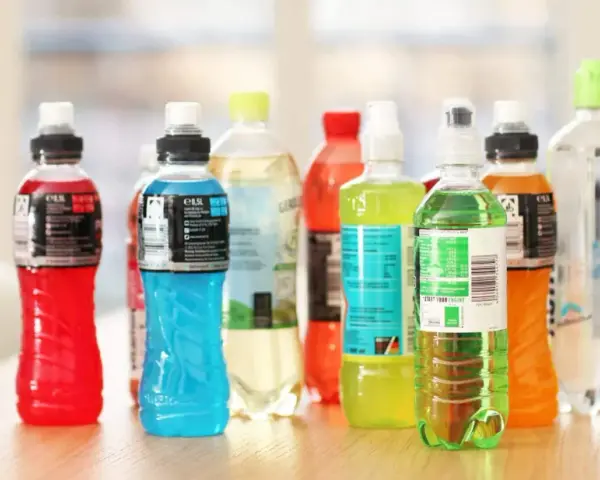 Una selezione di bevande colorate, ideali per capire cosa bere durante l'allenamento in palestra.