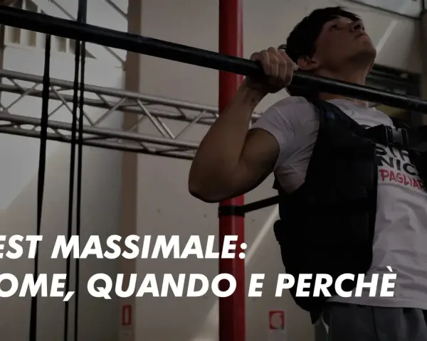 Uomo con giubbotto zavorrato esegue trazioni alla sbarra. Il testo "TEST MASSIMALE: COME, QUANDO E PERCHÈ" suggerisce una guida per la tabella massimali palestra.