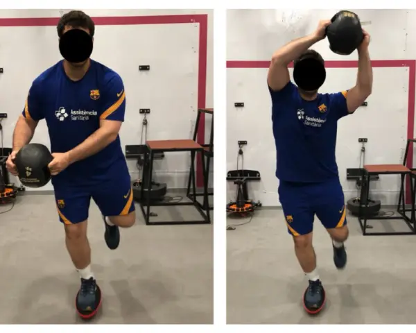 Allenamento per la propriocezione: un uomo in tenuta sportiva esegue esercizi di equilibrio con un peso.