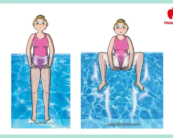 Donna in piscina, prima in piedi, poi seduta sul bordo, illustra i benefici e le controindicazioni dell'acquagym.