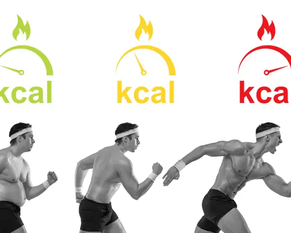 Uomo in tre fasi: da sovrappeso a muscoloso, con indicatori di kcal che mostrano il percorso per calcolare deficit calorico.