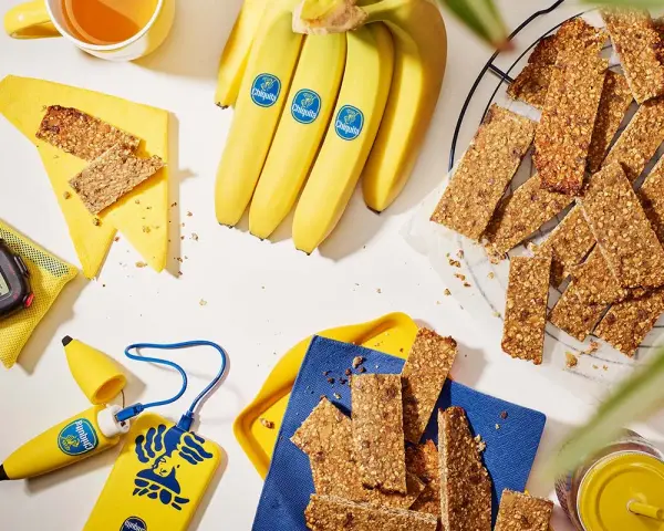 Barrette energetiche e banane Chiquita, perfette come snack banana prima o dopo allenamento. Cronometro e power bank a tema.