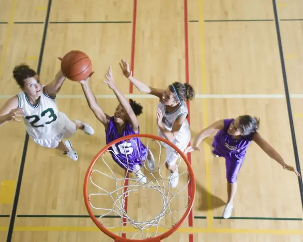 Giocatrici di basket in azione, un'ottima attività per il calcolo consumo calorico.