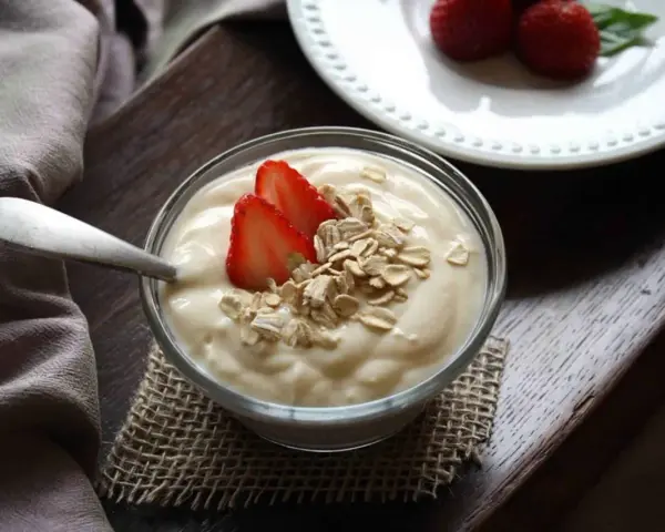 Yogurt greco con fragole e avena, un concentrato di benessere e gusto. Scopri le sue proprietà!