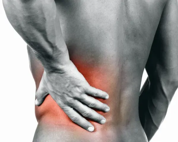 Uomo con mano sulla schiena, evidenziata in rosso, per indicare una **lombosciatalgia acuta che non passa**.