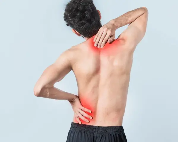 Uomo con dolore alla schiena e al collo, evidenziato in rosso. Potrebbe indicare uno strappo muscolare dorsale.