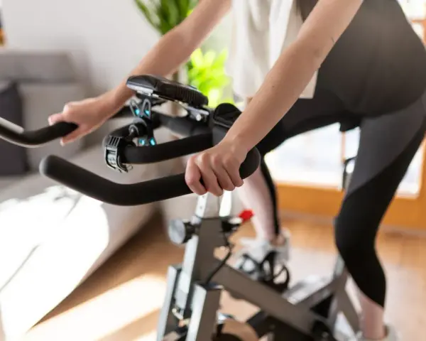 Allenamento intenso sulla cyclette per tonificare i glutei.