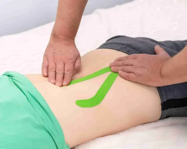 Applicazione di taping per un possibile strappo muscolare schiena bassa. Quanto dura il recupero?