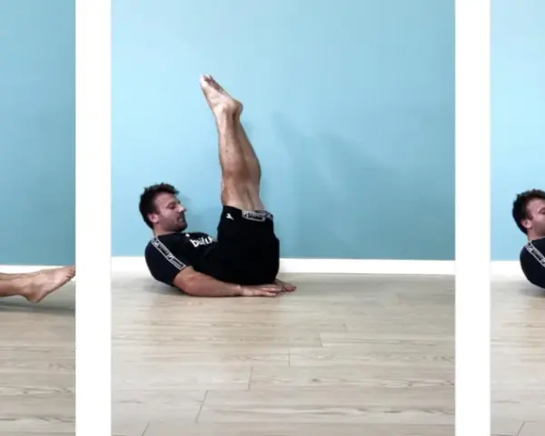 Uomo a terra che esegue crunch addominali con gambe in su. Movimento fluido per rafforzare il core.