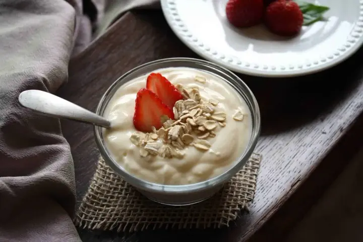 Yogurt greco con fragole e avena, un concentrato di benessere e gusto. Scopri le sue proprietà!