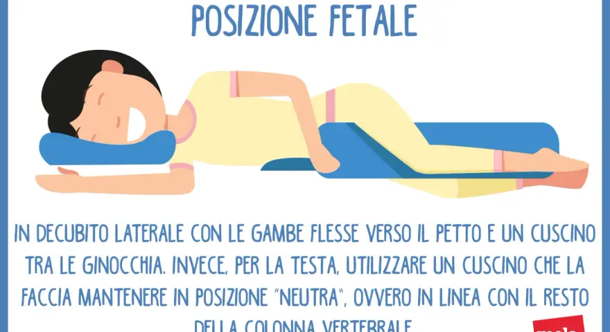 Persona in posizione fetale con cuscino tra le ginocchia, per alleviare il dolore del colpo della strega e poter camminare di nuovo.