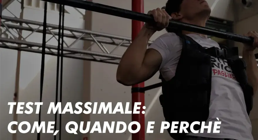 Uomo con giubbotto zavorrato esegue trazioni alla sbarra. Il testo "TEST MASSIMALE: COME, QUANDO E PERCHÈ" suggerisce una guida per la tabella massimali palestra.