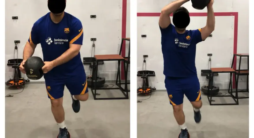 Allenamento per la propriocezione: un uomo in tenuta sportiva esegue esercizi di equilibrio con un peso.
