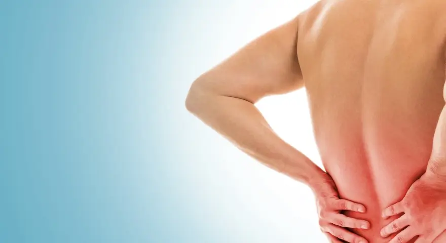 Uomo con mal di schiena, mani sulla zona dolente. Si discute di punture di cortisone per mal di schiena effetti collaterali.