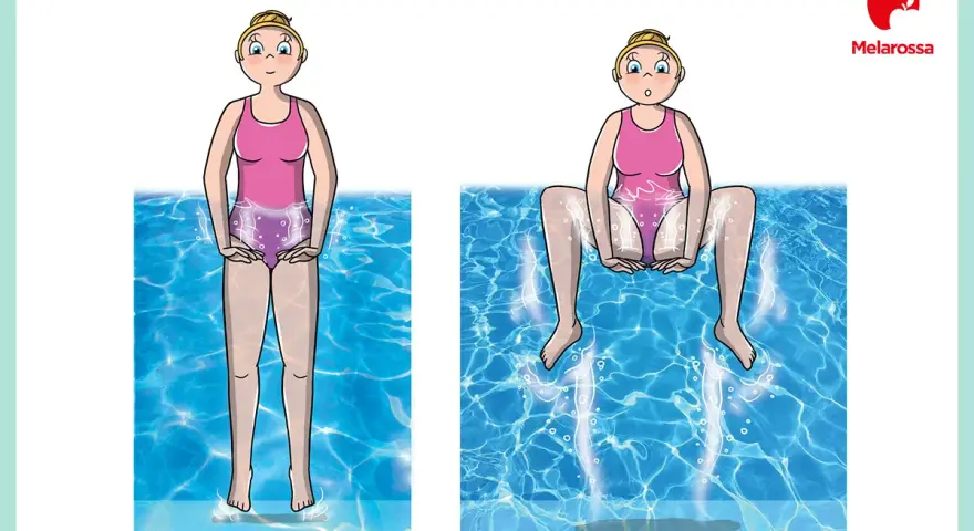 Donna in piscina, prima in piedi, poi seduta sul bordo, illustra i benefici e le controindicazioni dell'acquagym.
