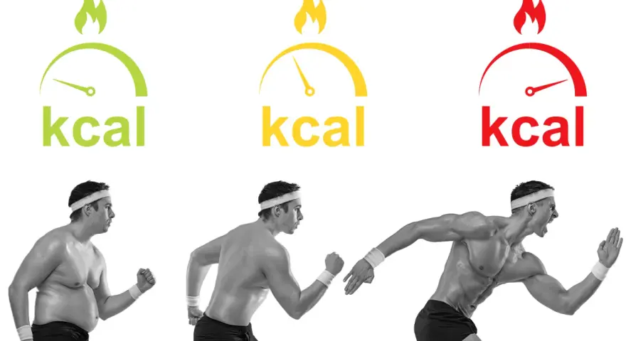 Uomo in tre fasi: da sovrappeso a muscoloso, con indicatori di kcal che mostrano il percorso per calcolare deficit calorico.