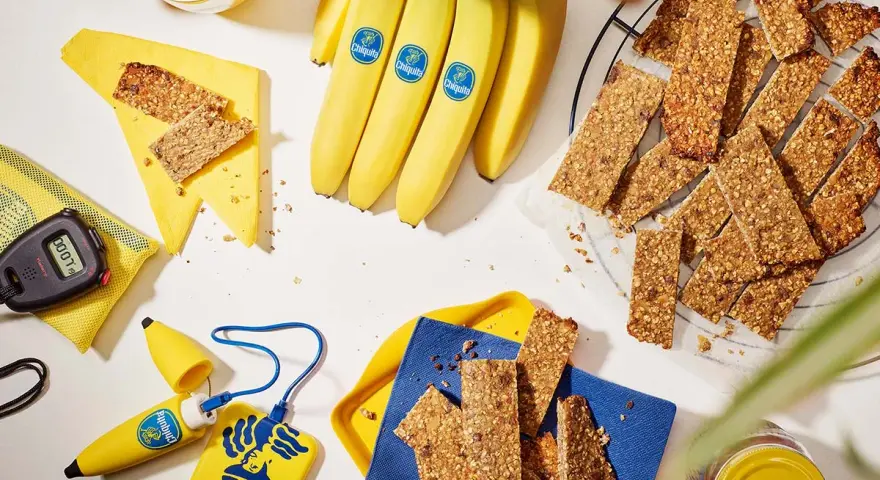 Barrette energetiche e banane Chiquita, perfette come snack banana prima o dopo allenamento. Cronometro e power bank a tema.