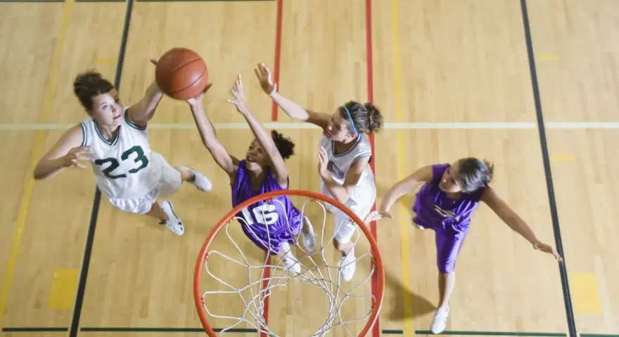 Giocatrici di basket in azione, un'ottima attività per il calcolo consumo calorico.