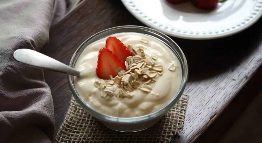 Yogurt greco con fragole e avena, un concentrato di benessere e gusto. Scopri le sue proprietà!