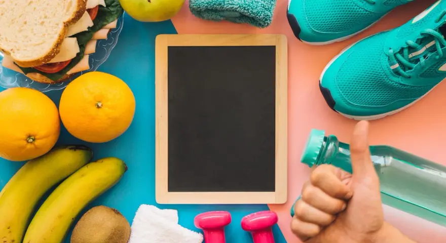 Sandwich, frutta, pesi e scarpe da ginnastica: un mix perfetto di carboidrati e proteine per un allenamento al top!