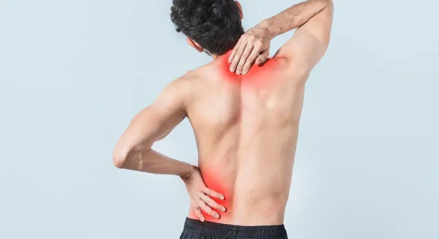 Uomo con dolore alla schiena e al collo, evidenziato in rosso. Potrebbe indicare uno strappo muscolare dorsale.