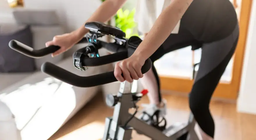 Allenamento intenso sulla cyclette per tonificare i glutei.