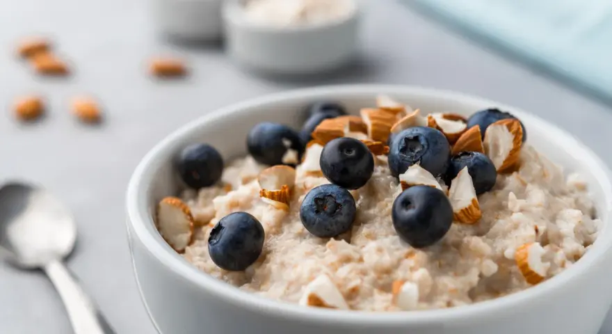 Porridge con mirtilli e mandorle, un'idea per ricette con proteine in polvere per una colazione sana e gustosa.