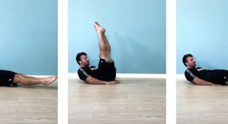 Uomo a terra che esegue crunch addominali con gambe in su. Movimento fluido per rafforzare il core.