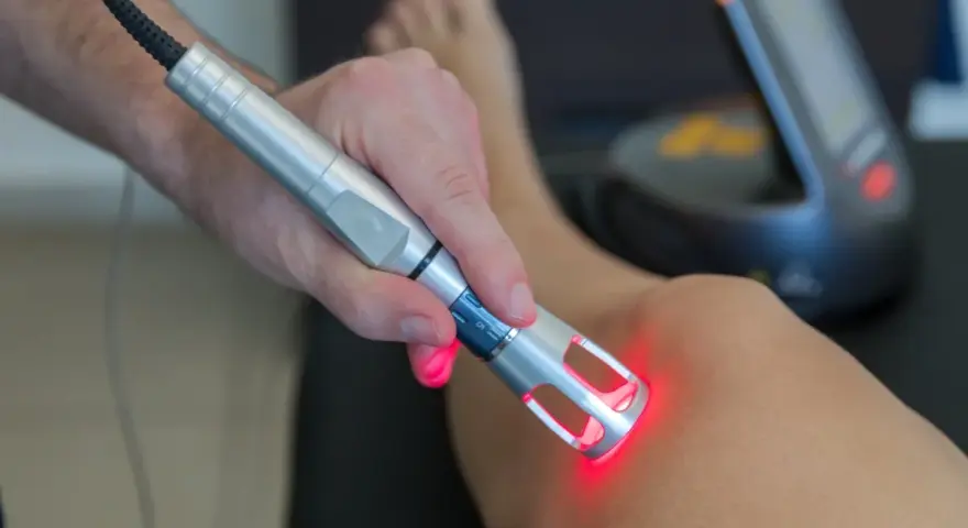 Trattamento con laser su ginocchio. La laserterapia è sicura, ma alcuni effetti collaterali lievi sono possibili.
