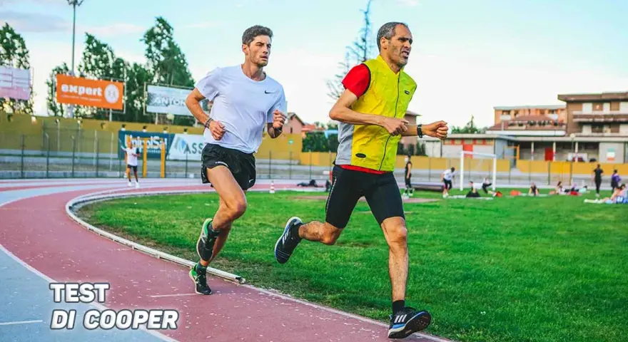 Due atleti si sfidano in un test di cooper scolastico su una pista di atletica.
