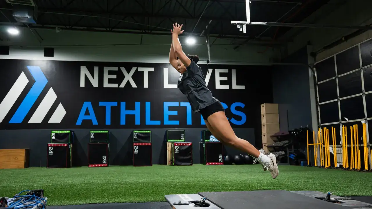 Atleta in aria, dimostra la sua incredibile forza esplosiva durante un allenamento.