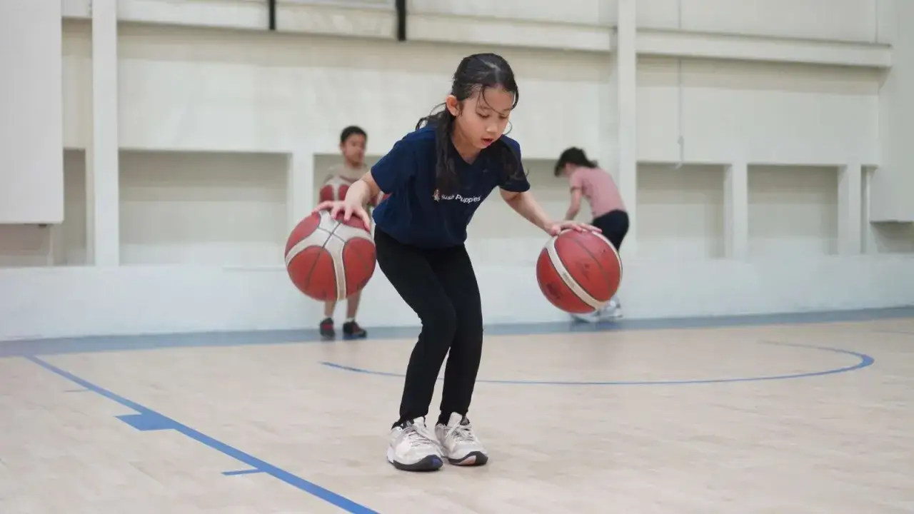Bambini si allenano a pallacanestro, un modo divertente per aumentare il fiato e migliorare la coordinazione.