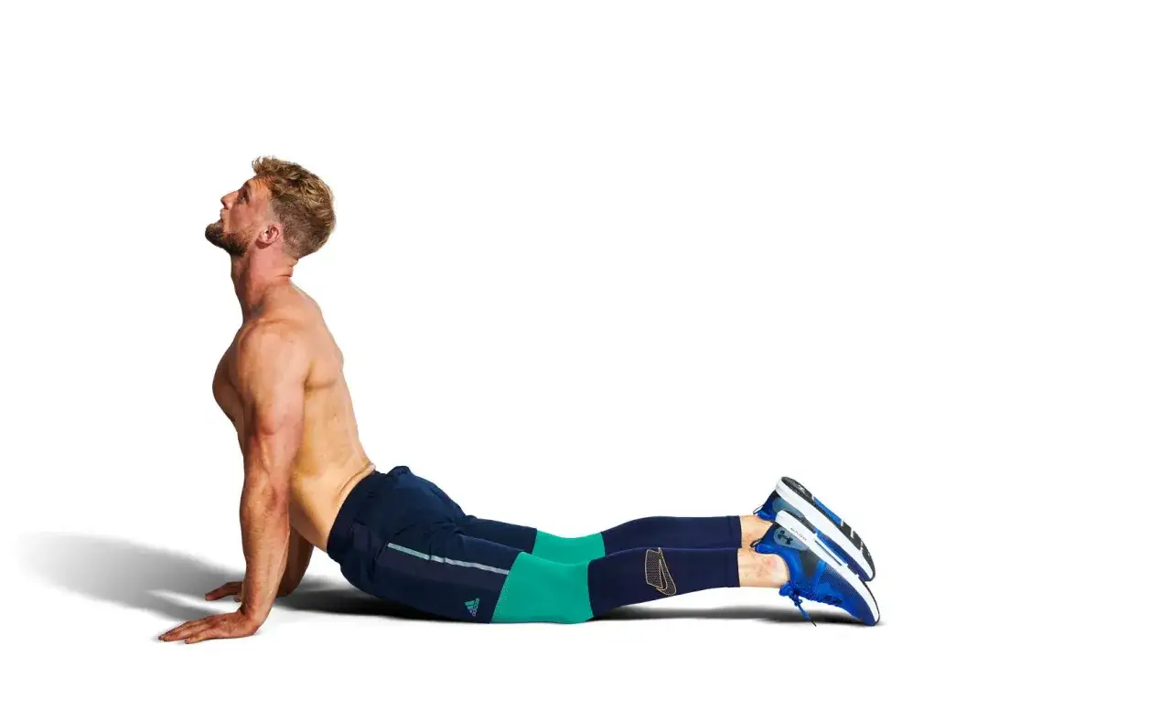 Uomo in posizione cobra, un esercizio di stretching per il cool down allenamento.