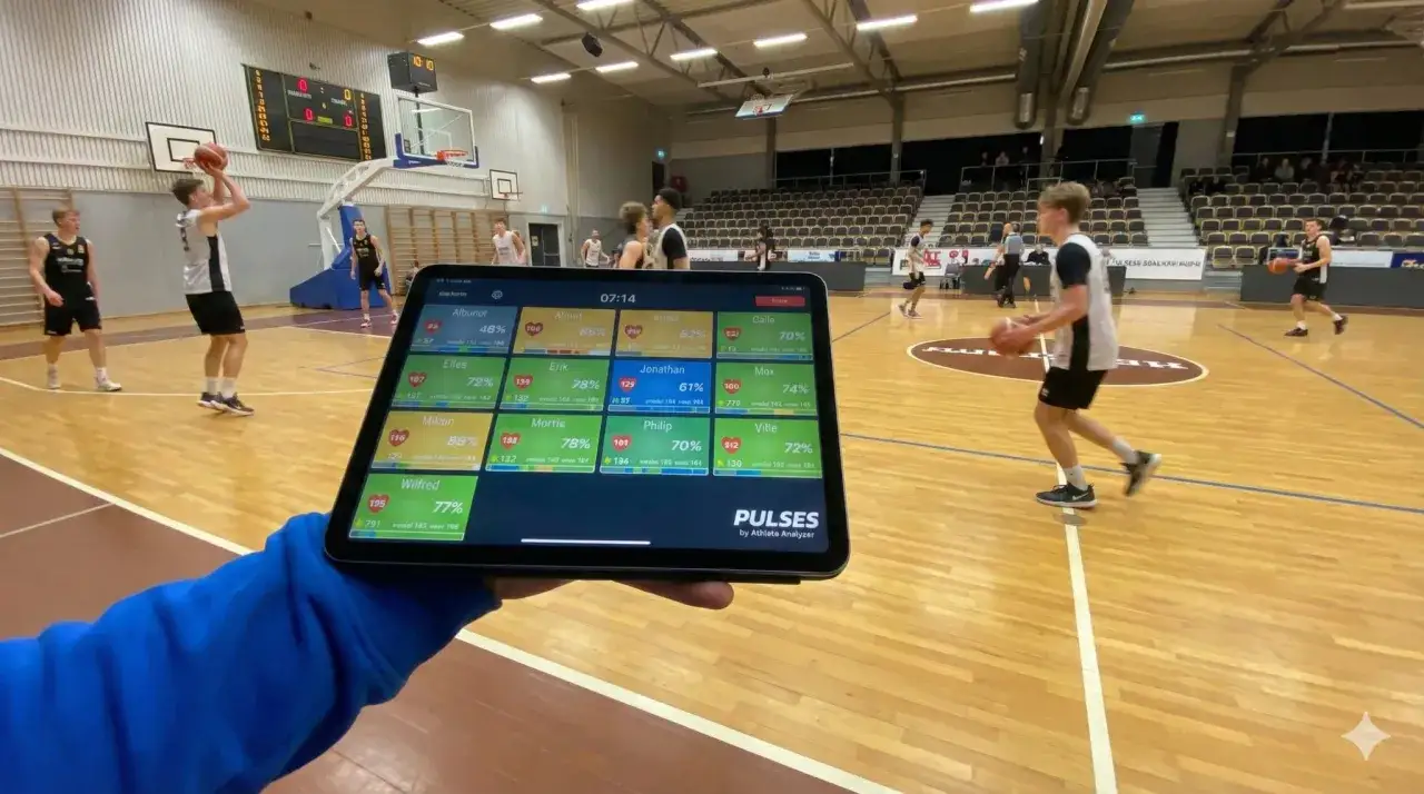 Un tablet mostra le statistiche dei giocatori di basket, inclusa la frequenza cardiaca massima, durante una partita.