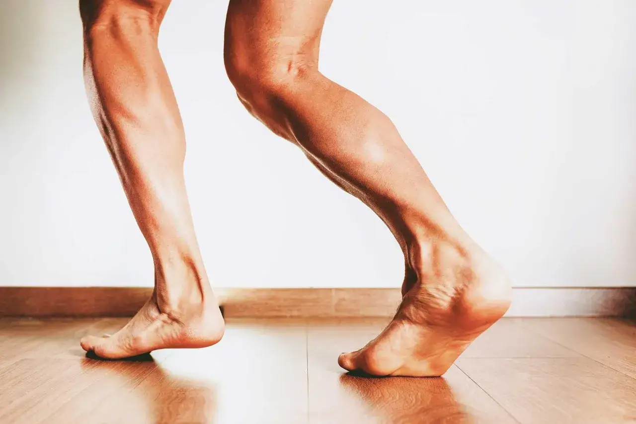 Gambe e piedi in movimento, con enfasi sull'arco plantare, suggeriscono esercizi per piedi piatti.