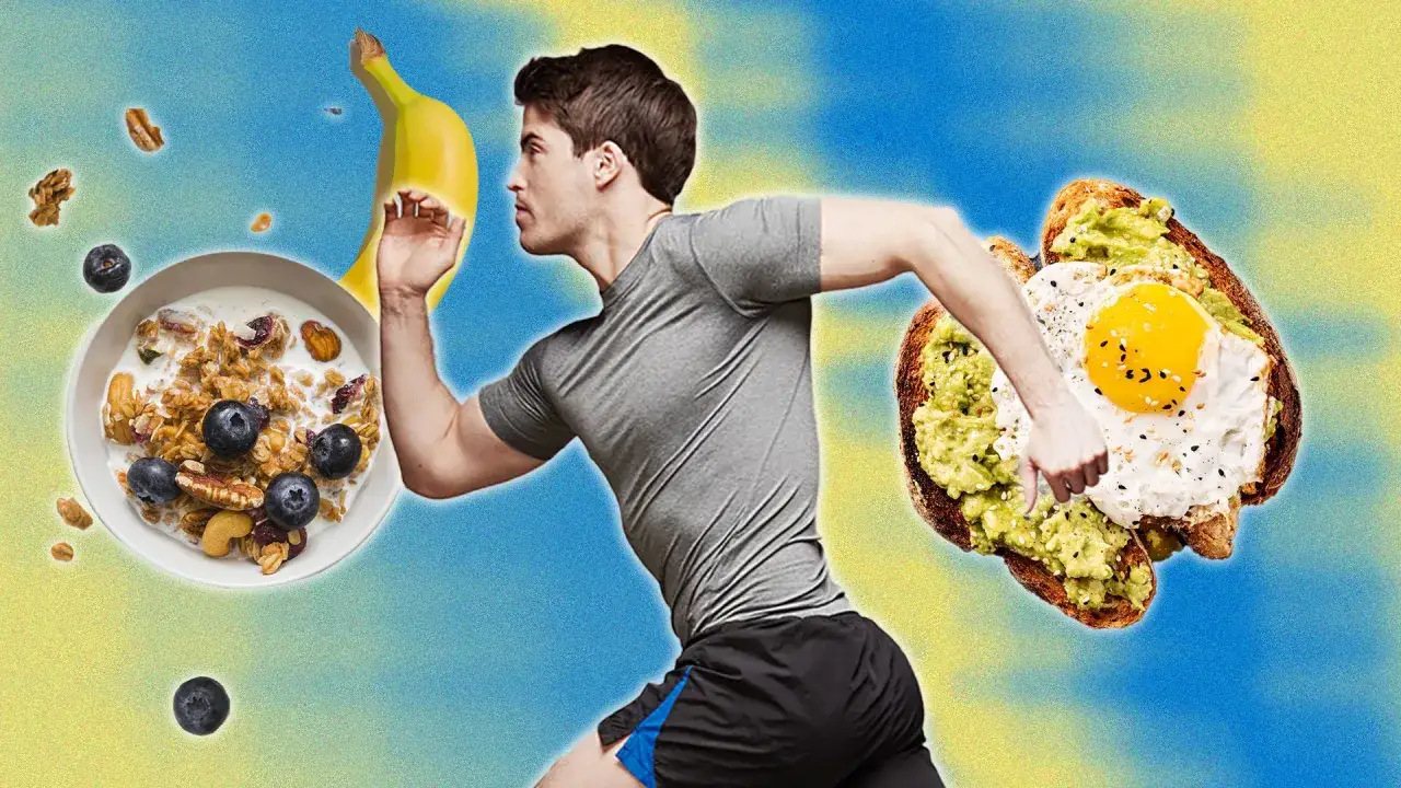 Un corridore in movimento, circondato da cibo sano: muesli, banana, avocado toast con uovo fritto. Quante uova si possono mangiare al giorno?