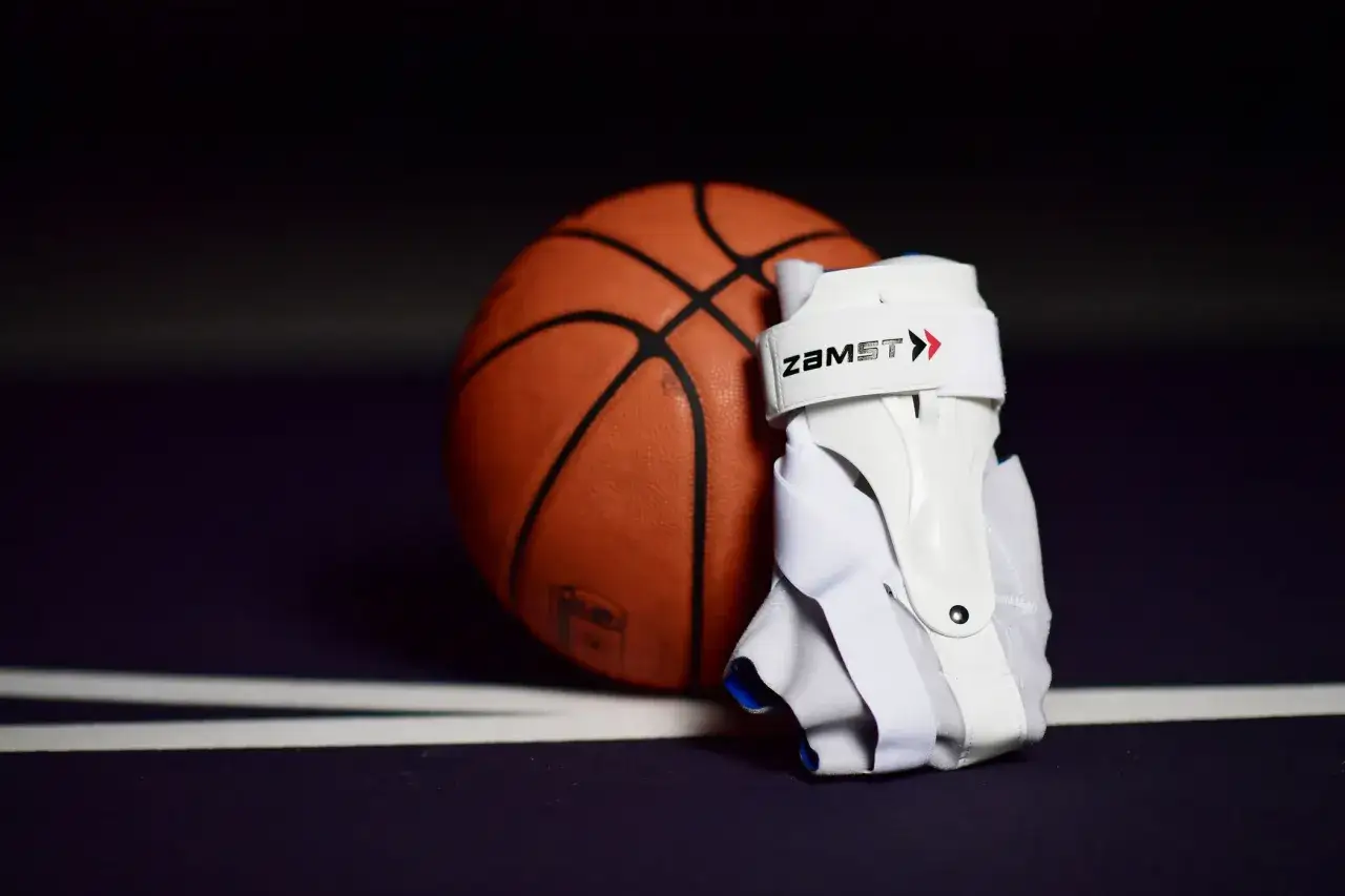Pallone da basket e tutore per caviglia, ideali per esercizi per i piedi e prevenzione infortuni.