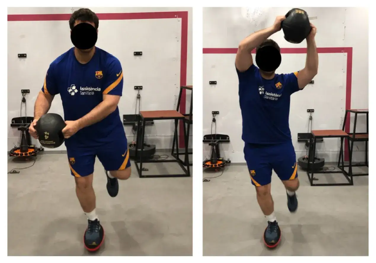 Allenamento per la propriocezione: un atleta in tenuta sportiva esegue esercizi di equilibrio con un peso, migliorando la percezione del proprio corpo nello spazio.