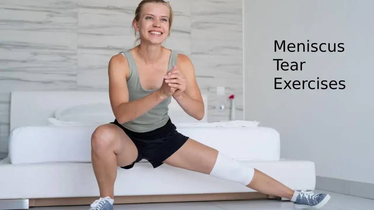 Donna sorridente esegue esercizi per menisco lesionato, con ginocchio fasciato.