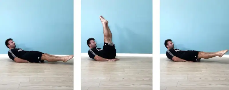 Uomo a terra che esegue crunch addominali con gambe in su. Movimento fluido per rafforzare il core.